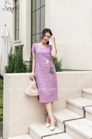 SONO - Đầm linen cổ tim thêu trúc và hạc