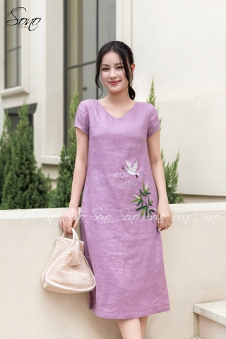 SONO - Đầm linen cổ tim thêu trúc và hạc