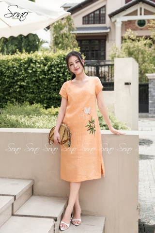 SONO - Đầm linen cổ tim thêu trúc và hạc
