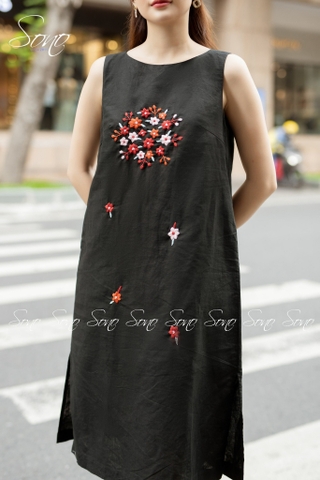 SONO - Đầm linen sát nách thêu hoa nhí ở ngực-nút gỗ sau