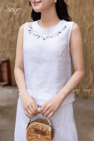 SONO - Áo linen sát nách cổ đính nút thêu viền