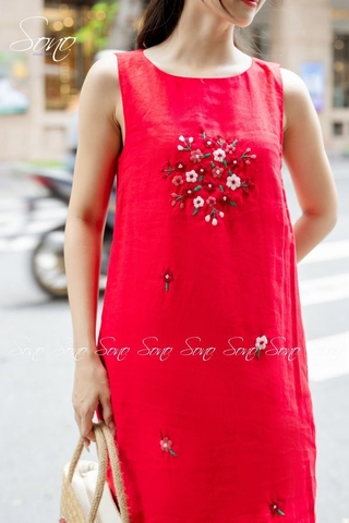 SONO - Đầm linen sát nách thêu hoa nhí ở ngực-nút gỗ sau
