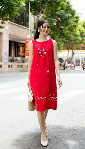 SONO - Đầm linen sát nách thêu hoa nhí ở ngực-nút gỗ sau