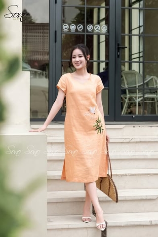 SONO - Đầm linen cổ tim thêu trúc và hạc