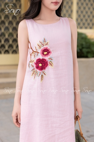 SONO - Đầm linen sát nách nút gỗ sau thêu 2 hoa đặc