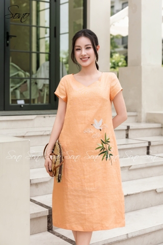 SONO - Đầm linen cổ tim thêu trúc và hạc