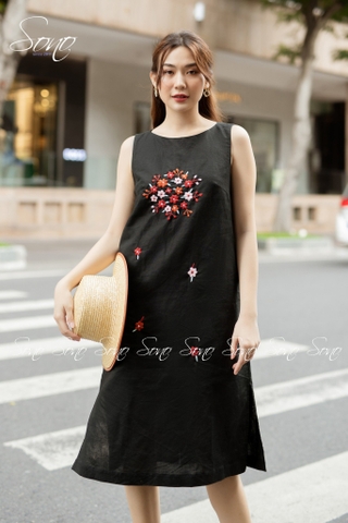 SONO - Đầm linen sát nách thêu hoa nhí ở ngực-nút gỗ sau