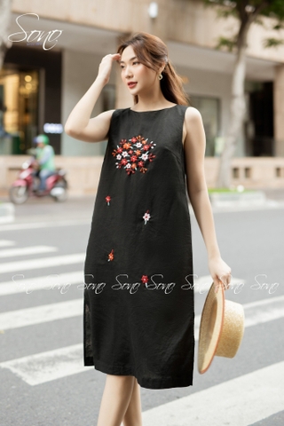 SONO - Đầm linen sát nách thêu hoa nhí ở ngực-nút gỗ sau