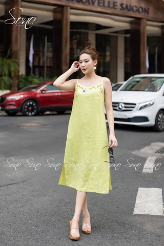 SONO - Đầm linen 2 dây thêu viền cổ