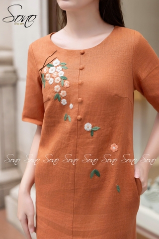 SONO - Đầm linen có tay nút bọc thêu hoa rơi