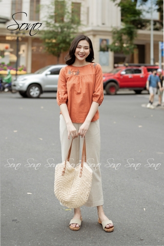 SONO - Áo linen thêu tay lửng xếp ly