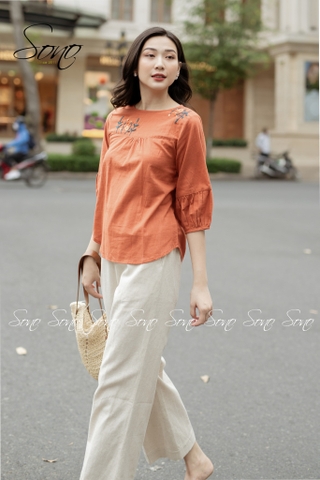 SONO - Áo linen thêu tay lửng xếp ly