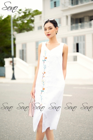 SONO - Đầm linen cổ tim thêu dọc
