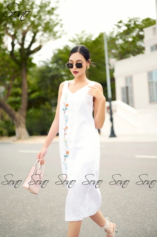 SONO - Đầm linen cổ tim thêu dọc