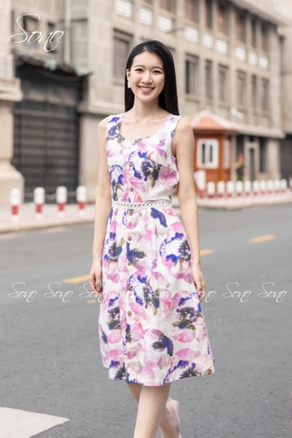 SONO - Đầm linen hoa tím chạy ren eo
