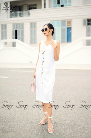 SONO - Đầm linen cổ tim thêu dọc