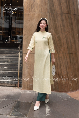 SONO - Áo dài vàng nhạt thêu hoa trắng lá xanh