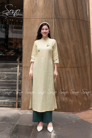 SONO - Áo dài vàng nhạt thêu hoa trắng lá xanh