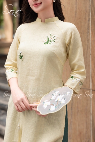 SONO - Áo dài vàng nhạt thêu hoa trắng lá xanh