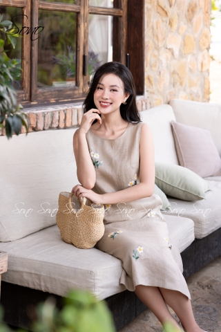 SONO - Đầm sát nách thêu cụm hoa trắng