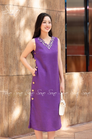 SONO - Đầm linen nút gỗ bên thêu viền cổ tim