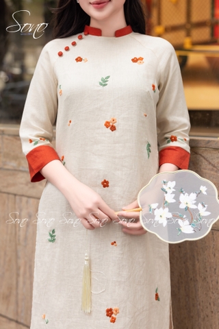 SONO - Áo dài kem phối cam đất thêu hoa nhí toàn thân