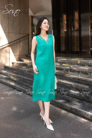 SONO - Đầm linen nút gỗ bên thêu viền cổ tim