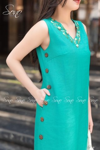 SONO - Đầm linen nút gỗ bên thêu viền cổ tim