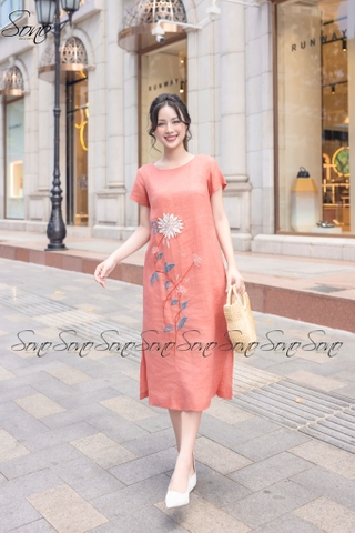 SONO - Đầm linen thêu cúc trắng nút gỗ sau