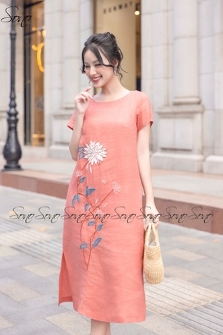 SONO - Đầm linen thêu cúc trắng nút gỗ sau