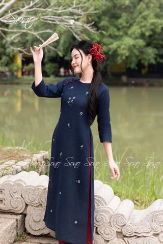SONO - Áo dài xanh navy thêu hoa trắng nhỏ