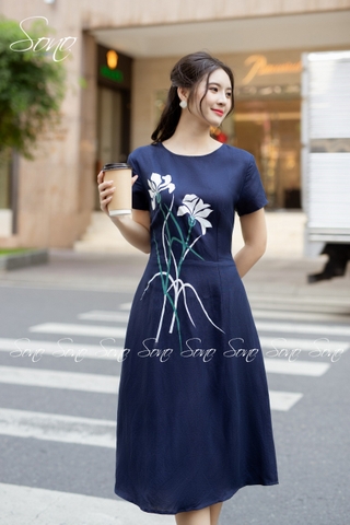 SONO - Đầm linen có tay vẽ hoa ly trắng