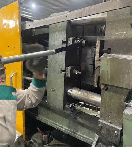 Sử dụng cờ lê đuôi chuột tự động giải pháp tháo lắp ốc kẹp khuôn nhanh chóng hiệu quả