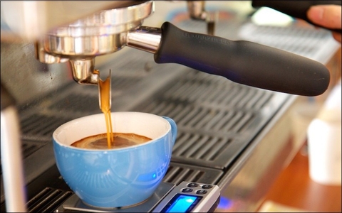 Cách pha cà phê espresso thơm ngon với máy pha cà phê espresso tự động