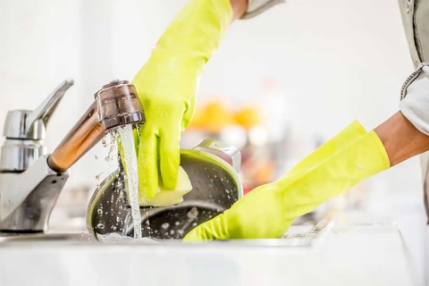 Vệ Sinh Dụng Cụ Nấu Ăn Bằng Inox Sáng Bóng.