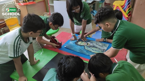 Lớp 5 đã hoàn thành xong bức tranh màu xanh và rèn luyện kỹ năng đóng khung