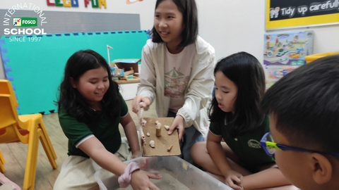 Lớp 4 có thử thách STEAM: thiết kế một chiếc thuyền nổi.