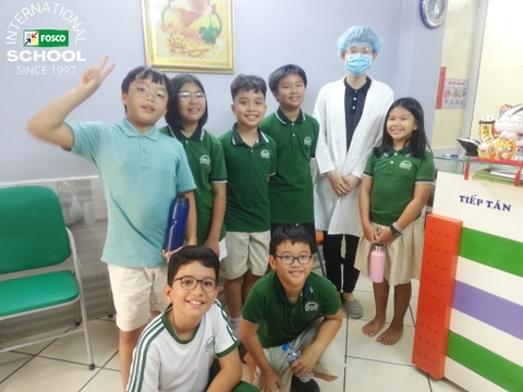 Các em lớp 5 rất thích thú với chuyến trải nghiệm đến Phòng khám Nha khoa Ngọc Phương