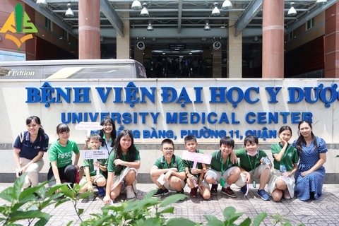 Các em học sinh lớp 5 đã đến thăm bé Như Ý khi bé đang hồi phục tại Bệnh viện Đại học Y