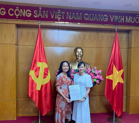 Trao quyết định công nhận đảng viên chính thức cho đảng viên Chi bộ Trường Quốc tế