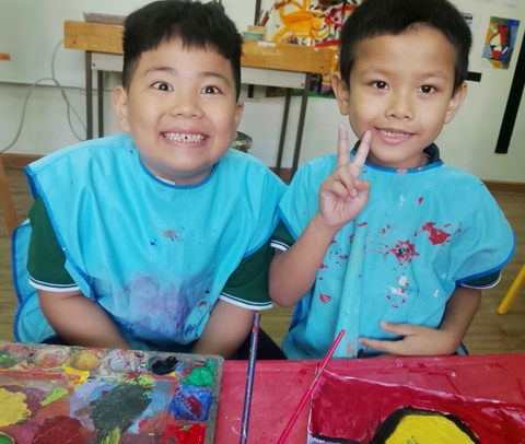 Lớp 1 thích vẽ tranh “Những bông hoa hướng dương” của Vincent Van Gogh