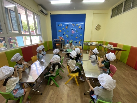 Học sinh lớp Lá đã có chuyến phiêu lưu vào bếp rất thú vị cùng ông Quốc Anh, đầu bếp của trường