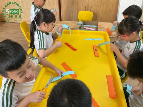 HỌC SINH LỚP 2 SINH HOẠT TRONG PHÒNG STEAM