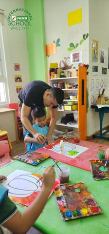 Lớp 3 vẽ những quả bí ngô lấy cảm hứng từ Kusama cho sự kiện Halloween trong phòng Mỹ Thuật!