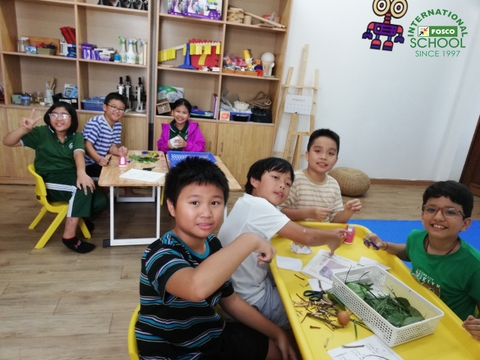 Trong giờ học STEAM, các em học sinh lớp 5 đã thực hiện hoạt động Thả rơi trứng