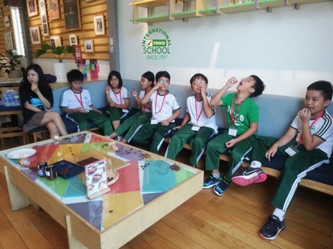 Các bạn học sinh lớp 5 đã tìm hiểu về cách làm sôcôla Marou địa phương của chúng ta!