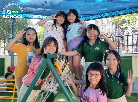 Học sinh từ nhiều lớp khác nhau tham gia sinh hoạt cùng nhau và sáng tạo ra trò chơi của riêng mình!