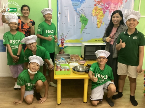 Học sinh lớp 5 đã rất thích thú thực hiện việc nấu caramel và hấp bánh flan