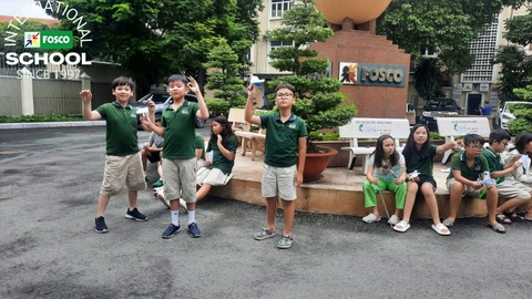 Các em học sinh lớp 5 rất thích thú với hoạt động STEAM về chế tạo và lái máy bay