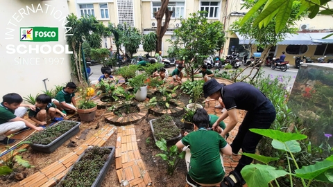 Học sinh lớp 5: Hai bàn tay trong đất; trái tim trong những món quà của trái đất; tâm trí tràn đầy hy vọng.
